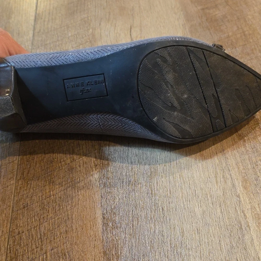 Anne Klein- Akmelanie Gray Kitten Heel. Size 9